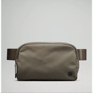 Lululemon everywhere belt bag